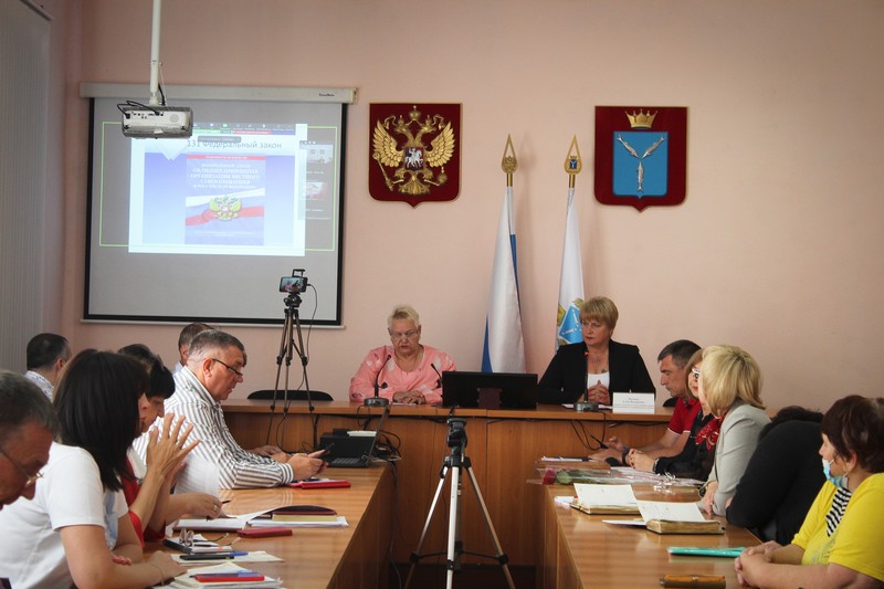 В районной администрации под председательством первого заместителя главы администрации Елены Наумовой прошло заседание постоянно действующего совещания.