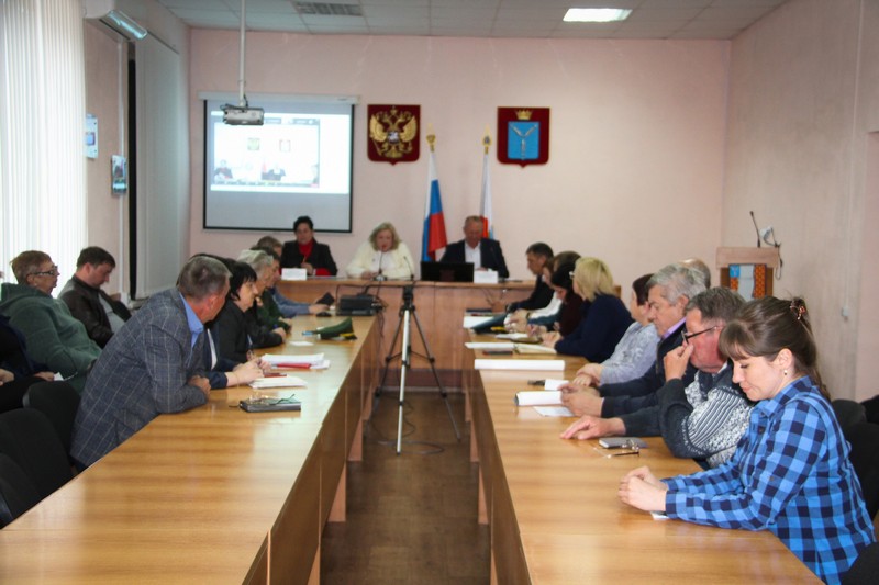 В здании районной администрации под председательством главы района Александра Зотова прошло заседание постоянно действующего совещания с участием руководителей учреждений.