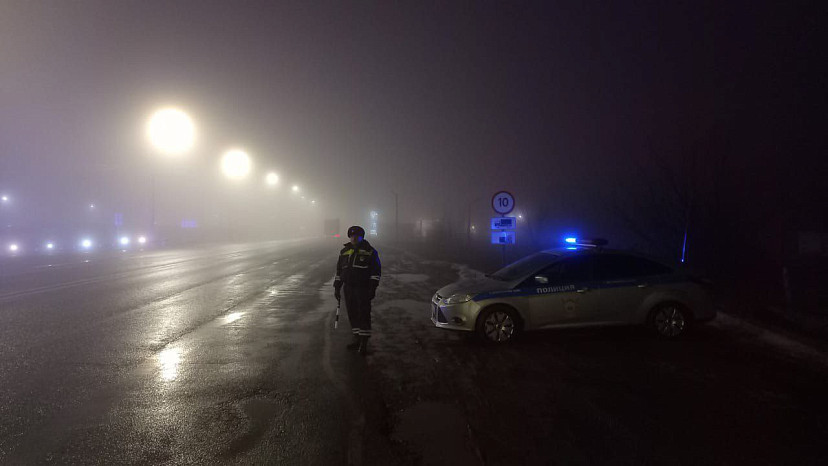 Госавтоинспекция Саратовской области обратилась к участникам дорожного движения в связи с надвигающимся туманом.