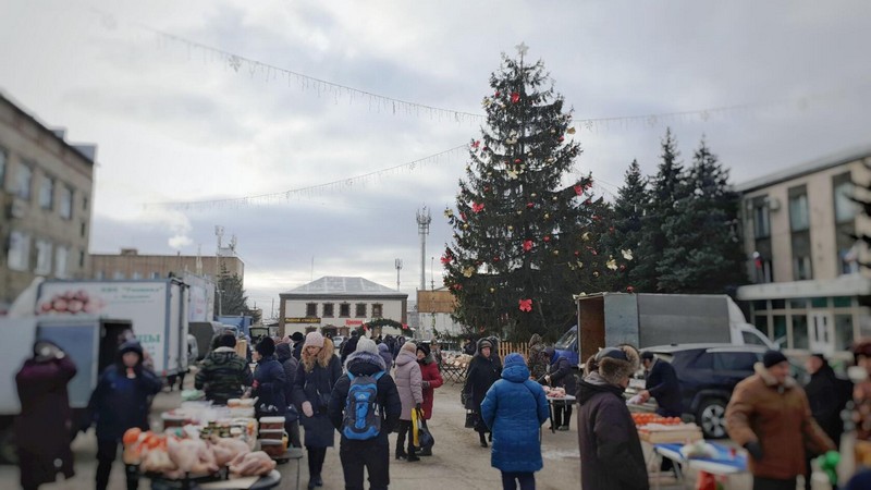 На площади Победы г. Красноармейска развёрнута ярмарка Выходного дня.