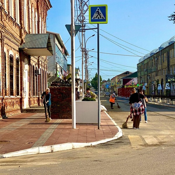 Работники МАУ «Комбинат благоустройства» устраняют последствия вчерашнего ливня.
