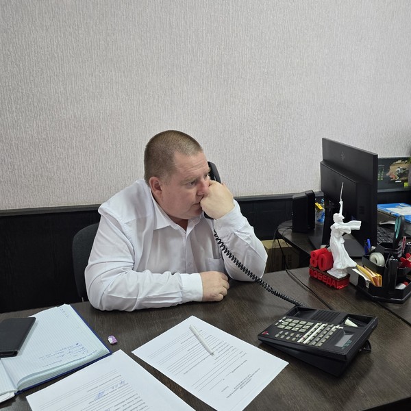 Заместитель главы администрации Максим Норов проводит &quot;Горячую линию&quot;.