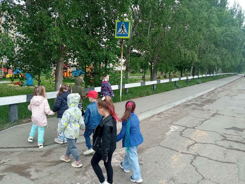 Учить переходить дорогу по пешеходному переходу нужно с детства.