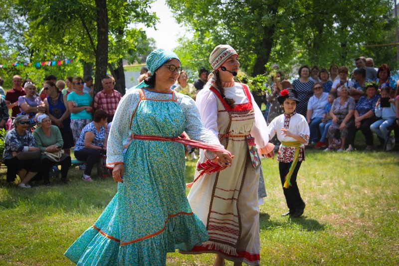 Сегодня в селе Золотое прошли массовые гулянья, посвященные Дню Святой Троицы.