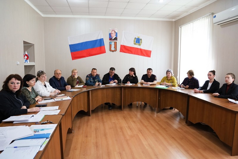 В Красноармейске прошло заседание комиссии по делам несовершеннолетних и защите их прав.