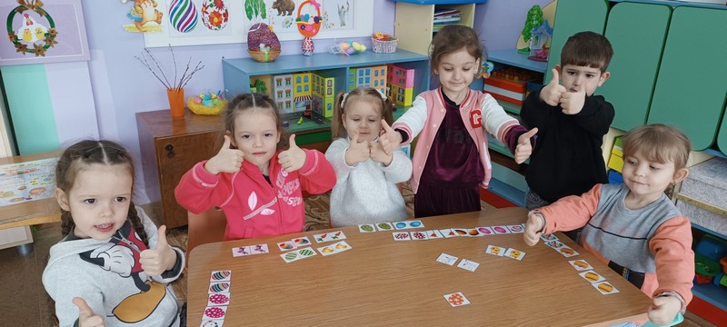 В средней группе ДОУ 16 дети расписали силуэты яиц.