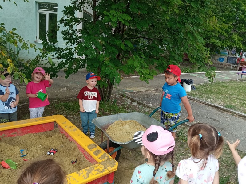 В старшей группе детского сада № 18 настоящий трудовой десант!.