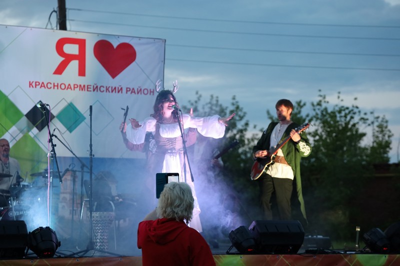 Вечером выступили артисты из Саратова - группа Samhain&#039;s Bread.