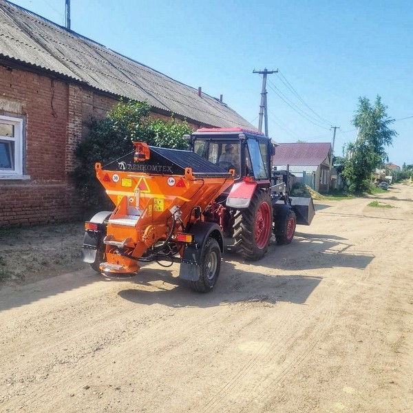В автопарк коммунальных служб поступил новый пескоразбрасыватель.