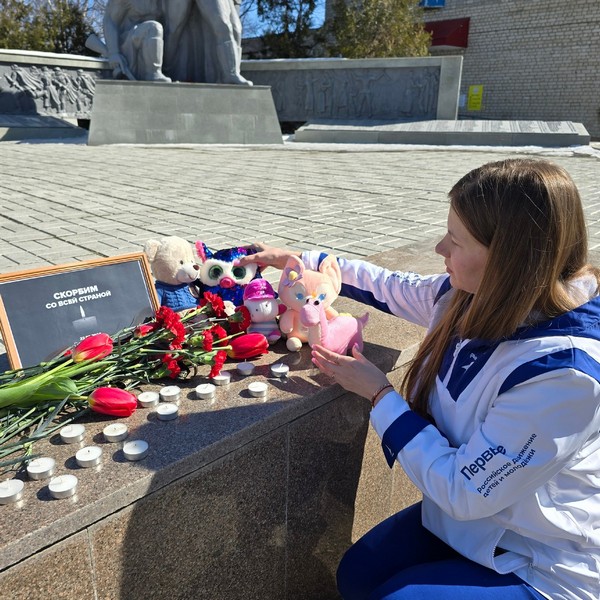 Желающие, могут возложить цветы погибшим в Подмосковье в «Крокус Сити Холле» у мемориала на городской площади Красноармейска.