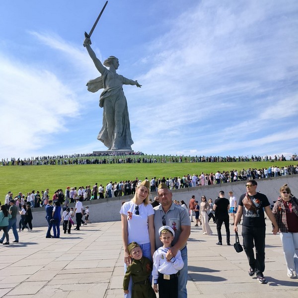 9 Мая родители ДОУ 16 посетили памятные места солдат, не вернувшимся с войны.