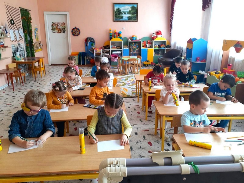 Дети ДОУ 15 рисовали &quot;Дом, в котором я живу&quot;..