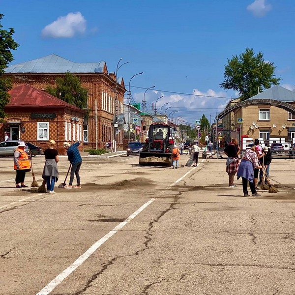 Работники МАУ &quot;Комбинат благоустройства&quot; убираются на площади.