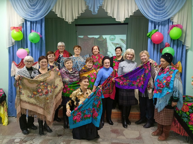 Платков и шалей пестрый хоровод.