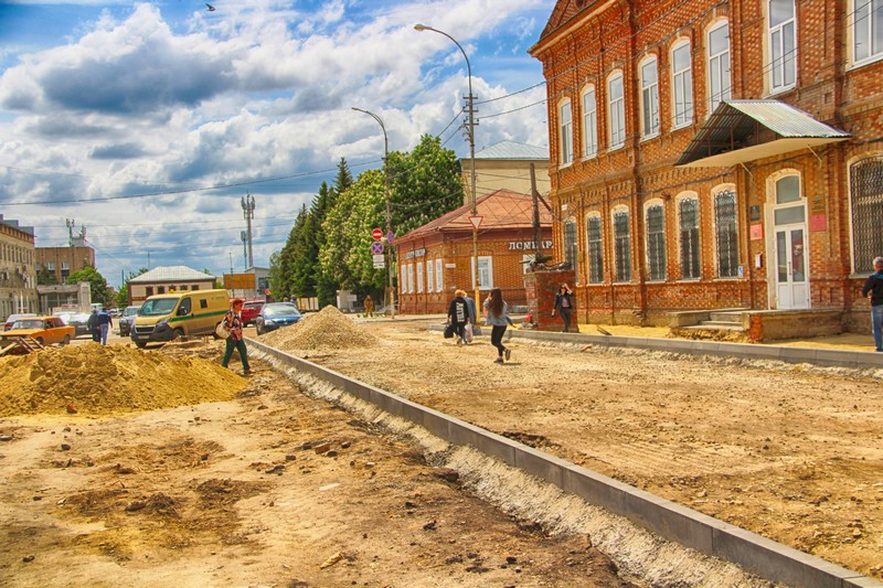 Продолжаются работы по обустройству улицы Ленина.