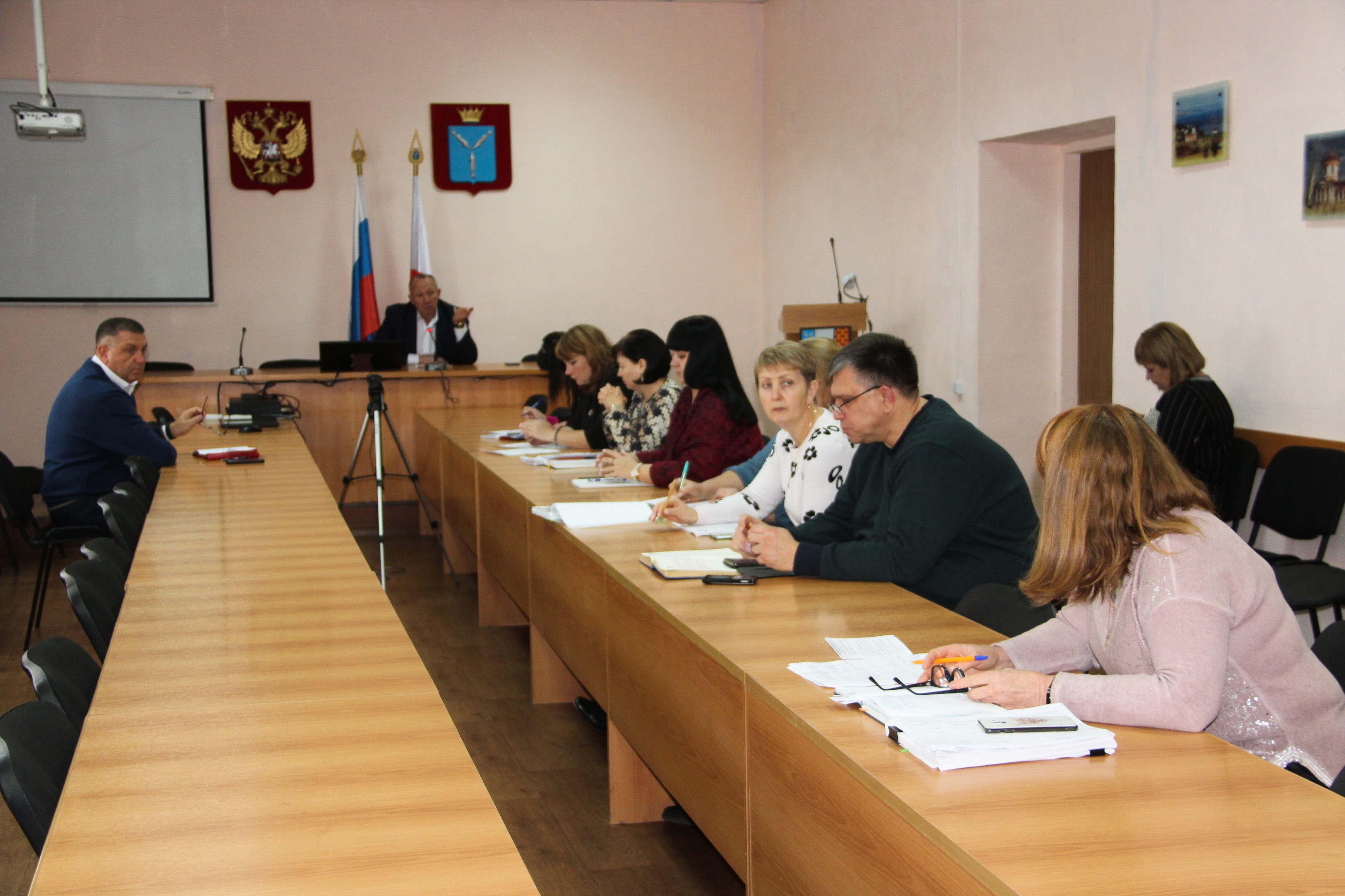 В зале заседаний районной администрации прошёл штаб при главе района Александре Зотове по оказанию помощи семьям участников СВО.