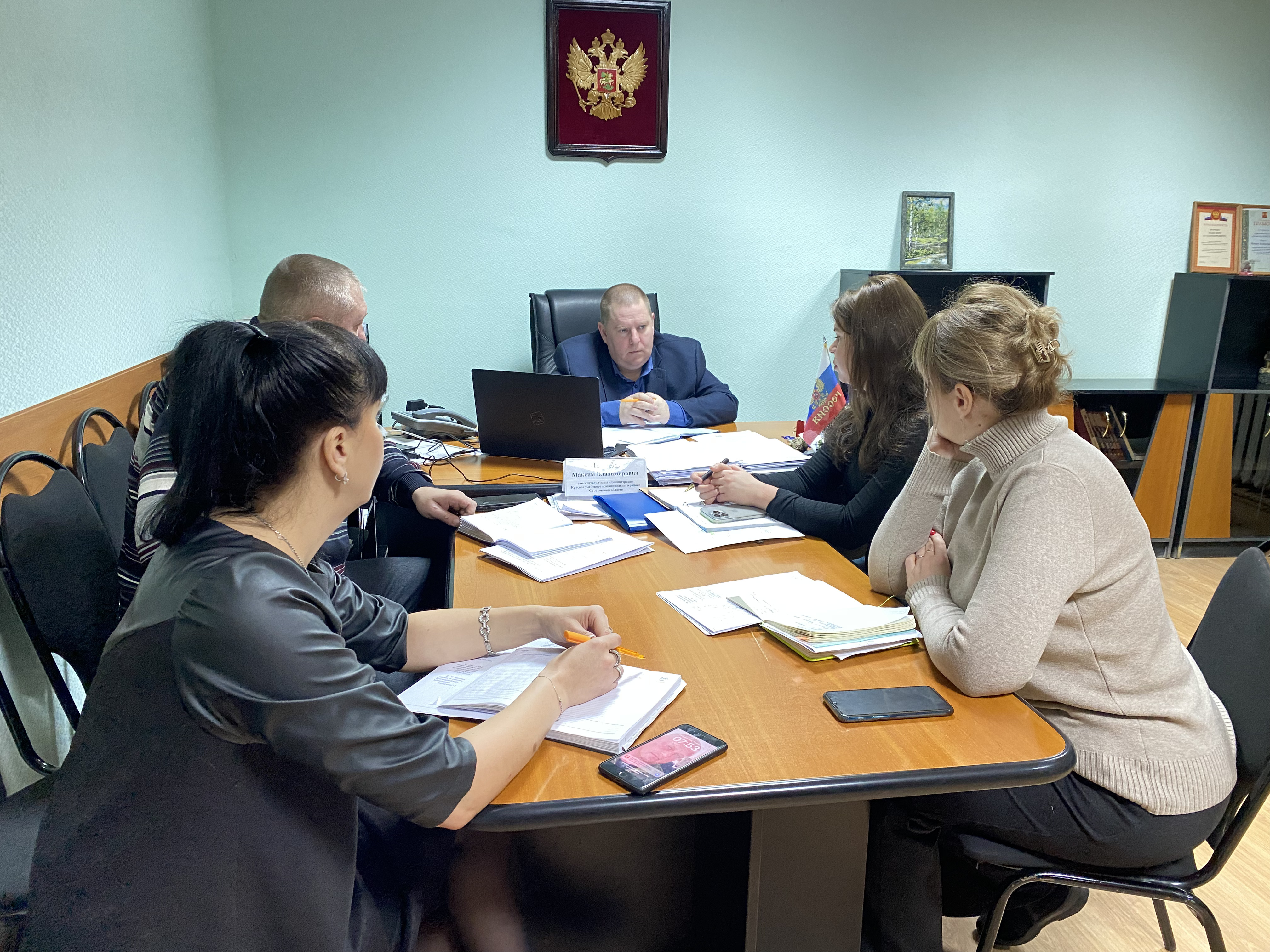 Максим Норов проводит ежедневное утреннее совещание.
