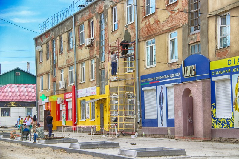 В рамках благоустройства улицы Ленина начались работы по обещанному ремонту фасада многоквартирного дома № 4 по улице Луначарского.