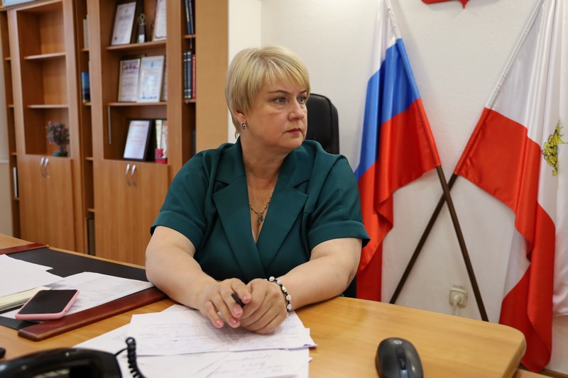 Елена Наумова принимает участие в заседании постоянно действующего совещания, которое проходит под председательством губернатора.
