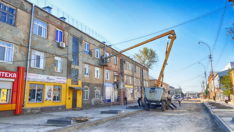 Продолжаются работы по обещанному ремонту фасада многоквартирного дома № 4 по улице Луначарского.