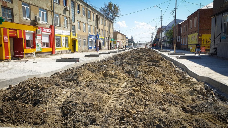 На улице Ленина продолжаются работы по обустройству улицы.