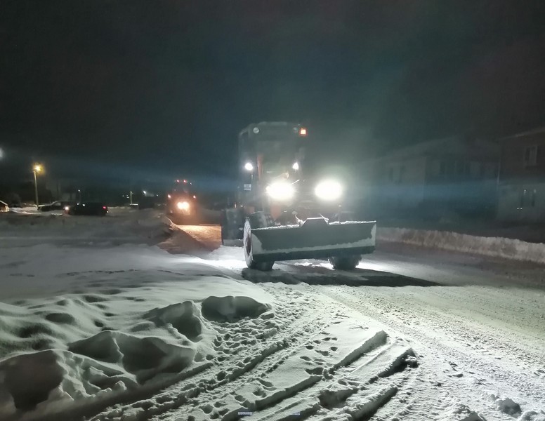 На городских улицах работает техника.