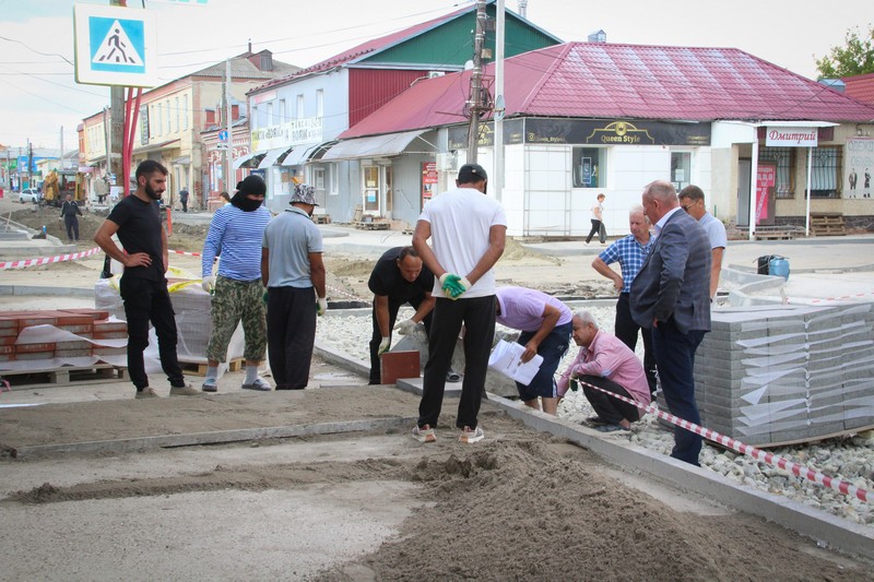 Вчера на улице Ленина начались работы по укладке тротуарной плитки.
