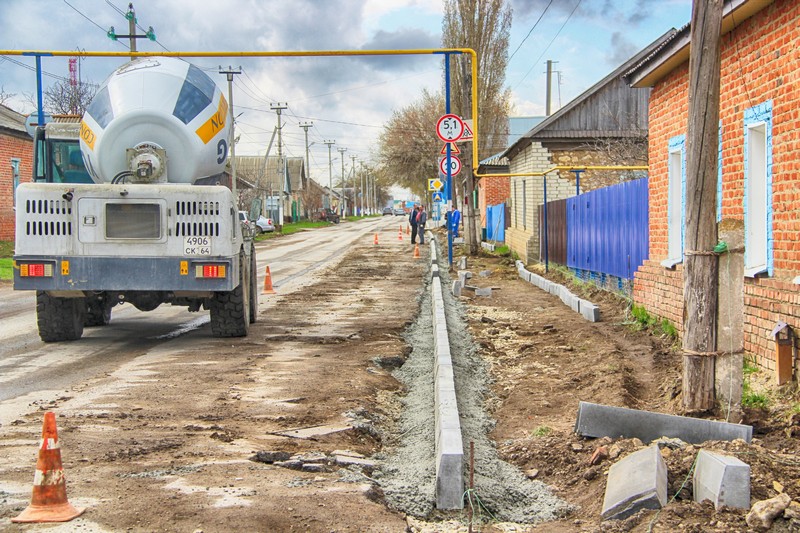 В Красноармейске продолжаются работы по установке тротуара.
