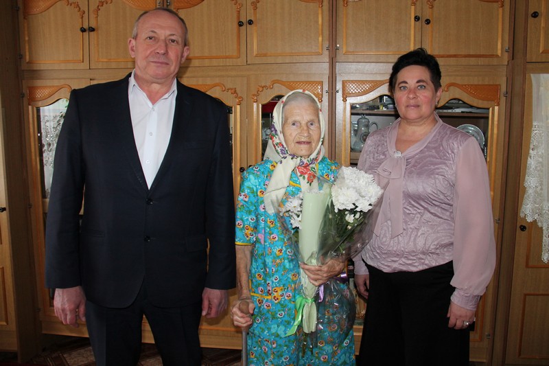 Александр Зотов поздравил со 101-летием жительницу Красноармейска.