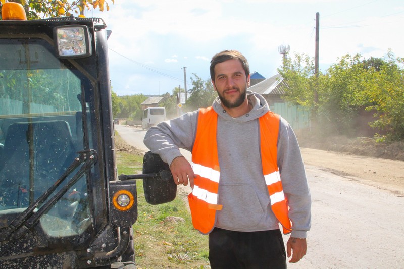 На улице Лермонтова начались долгожданные работы по установке тротуаров.