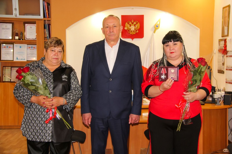 Александр Зотов вручил государственную награду - Орден Мужества - супруге бойца-добровольца Александра Репина.