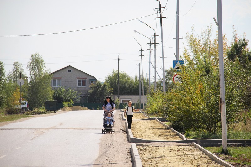 На улице Калинина продолжаются работы по установке тротуаров.