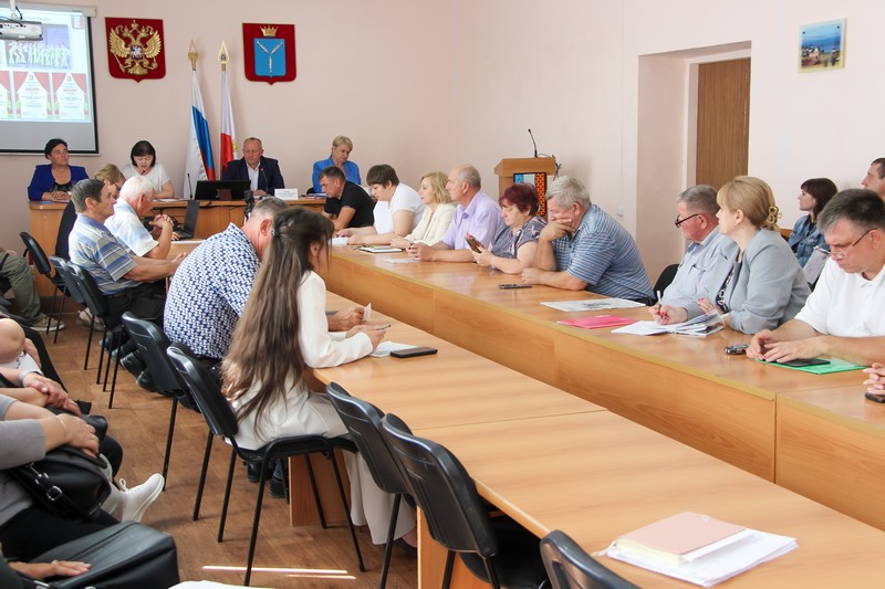 В зале заседаний районной администрации прошло собрание постоянно действующего совещания.