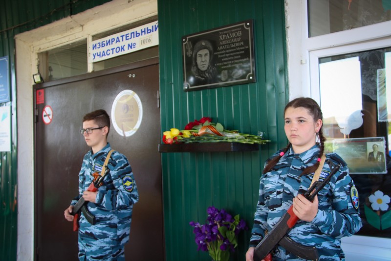 В селе Золотое прошло памятное мероприятие, посвящённое открытию мемориальной доски Александру Храмову.