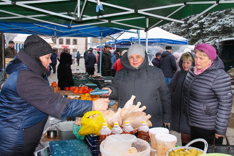 Сегодня на городской площади г. Красноармейска прошла традиционная сельскохозяйственная ярмарка «Выходного дня».