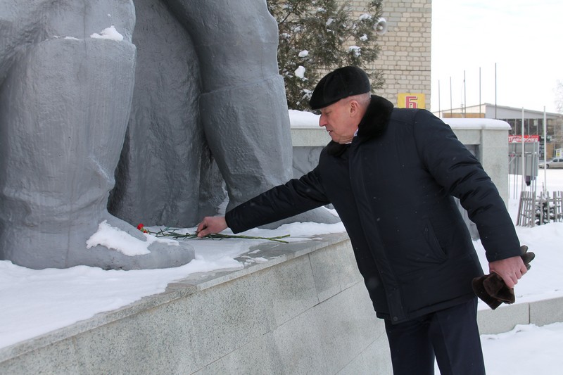Глава района Александр Зотов принял участие в церемонии возложения цветов у мемориала Воинам, погибшим в Великой Отечественной войне.