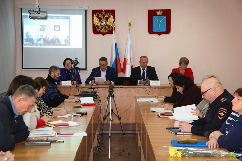 В районной администрации под председательством главы района Александра Зотова прошло первое в этом году заседание постоянно действующего совещания.