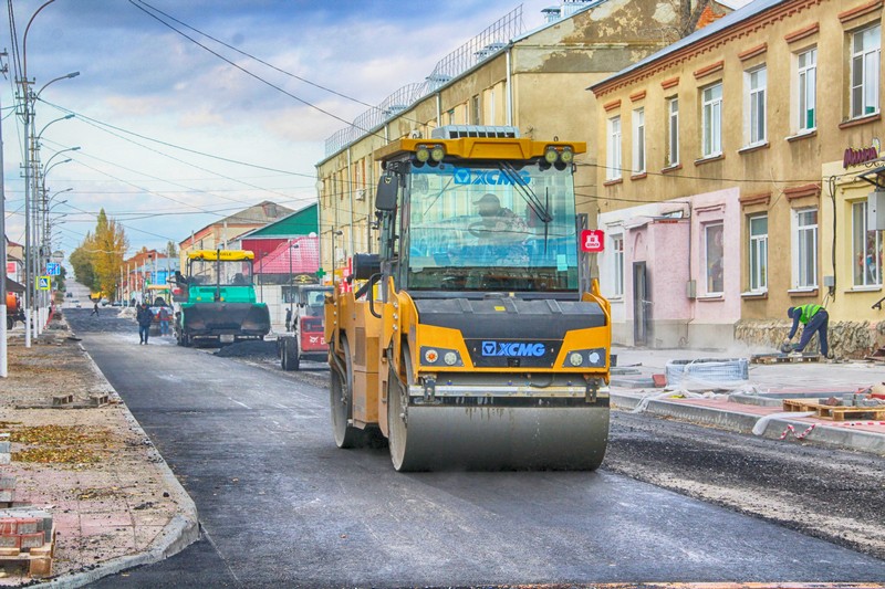 Ещё буквально недавно, работы по асфальтированию дороги на улице Ленина выглядели, именно таким образом.