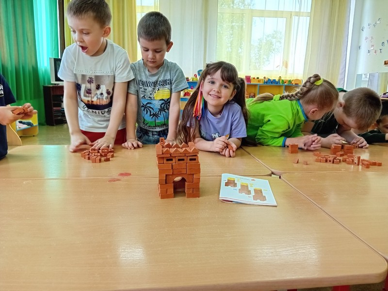 Занятие по конструированию из мини-кирпича..