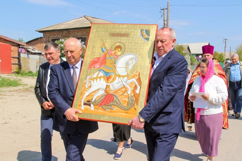 Глава района Александр Зотов принял участие в Крестном ходе, который прошёл в селе Золотое.