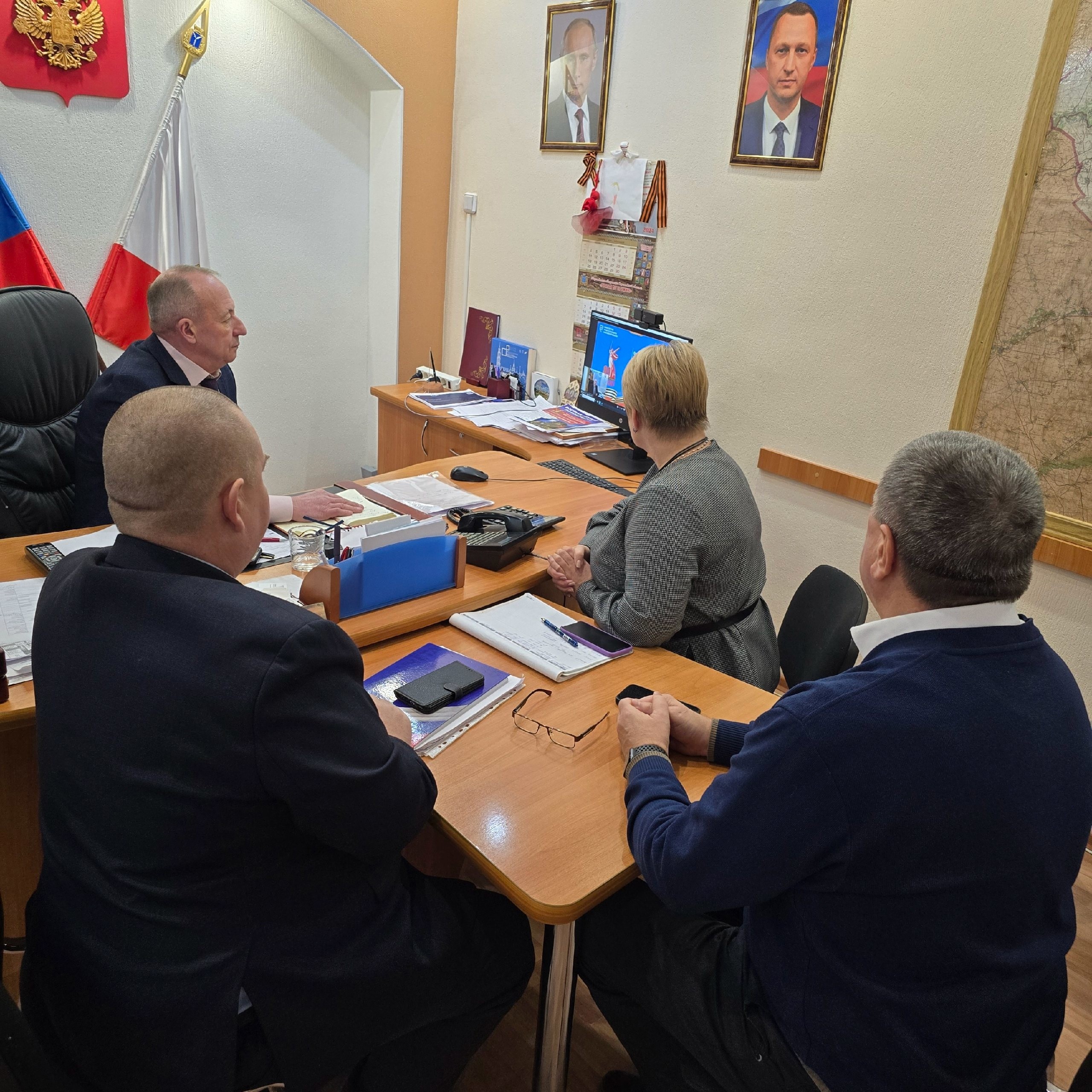 Александр Зотов совместно с заместителями принимает участие в совещании, которое посредством видеоконференцсвязи проводит Роман Бусаргин.