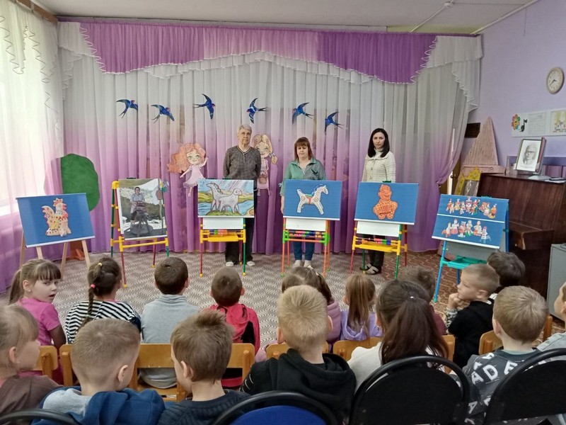 Ребята ДОУ 10 отправились на экскурсию «Саратовская глиняная игрушка».