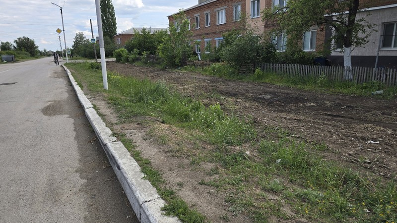 На фото участок дороги по ул. Калинина, где в этом году, будет установлен новый тротуар.