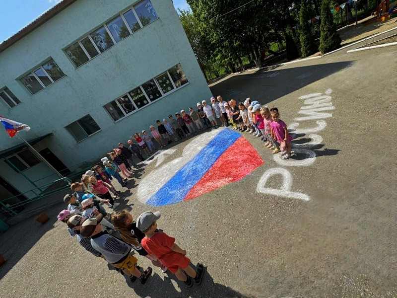 Ребята детского сада № 18 нарисовали большой рисунок.