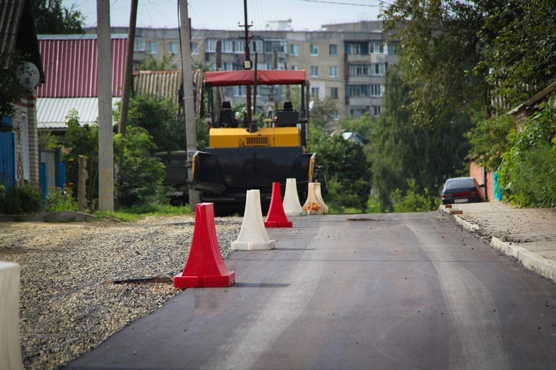 На улице Московская продолжаются работы по асфальтированию.