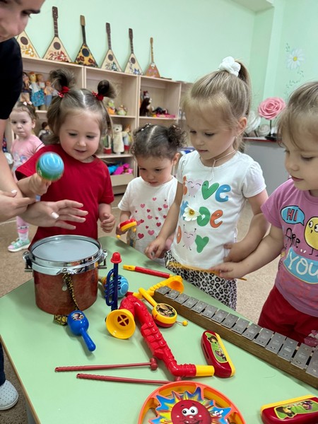 Группы детского сада № 18 &quot;Вишенки&quot; и &quot;Звёздочки&quot; побывали на выставке музыкальных инструментов.