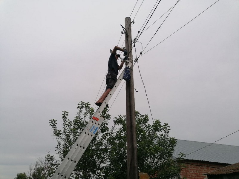 На территории Сплавнухинского муниципального образования началась работа по установке уличных фонарей.