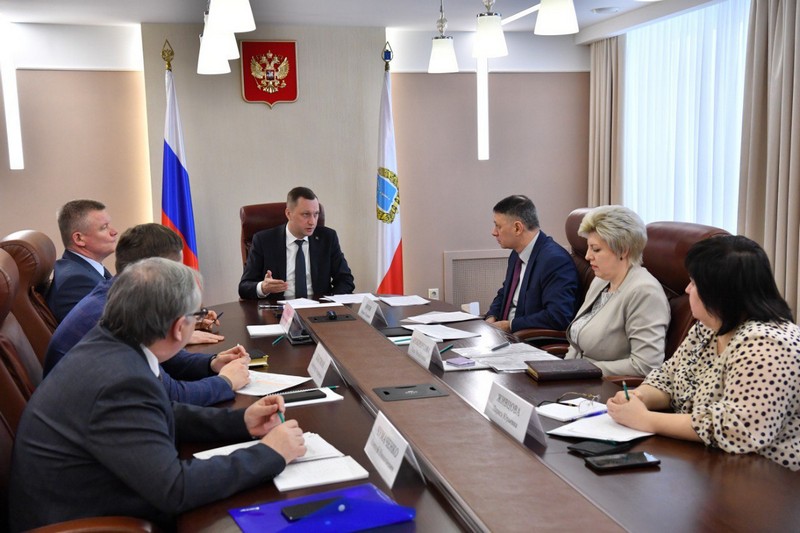 Губернатор Роман Бусаргин провёл совещание по кадровому обеспечению в сфере школьного образования.