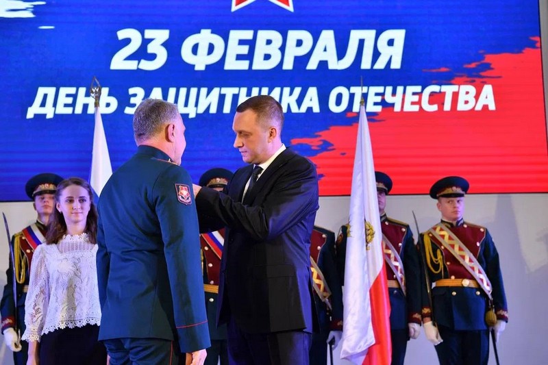 Роман Бусаргин вручили  саратовским военнослужащим почетный знак губернатора «За мужество и отвагу».