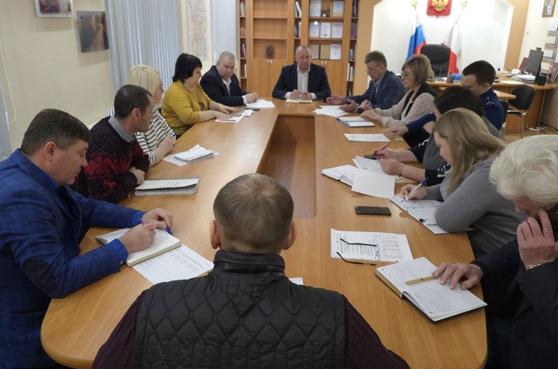 Александр Зотов проводит с руководителями предприятий сферы ЖКХ рабочее совещание.